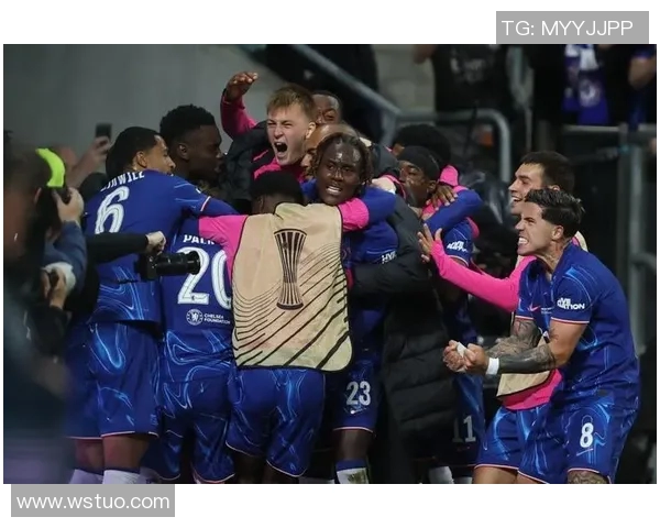 切尔西主场遭曼联逆转1比2遗憾落败引发热议